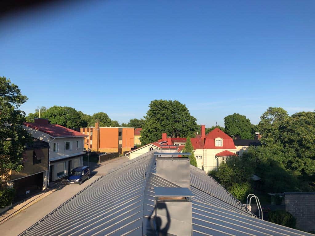 Taloyhtiön peltikattoreferenssi Pitkäkatu 20 Tammisaari valmis maalaustyö