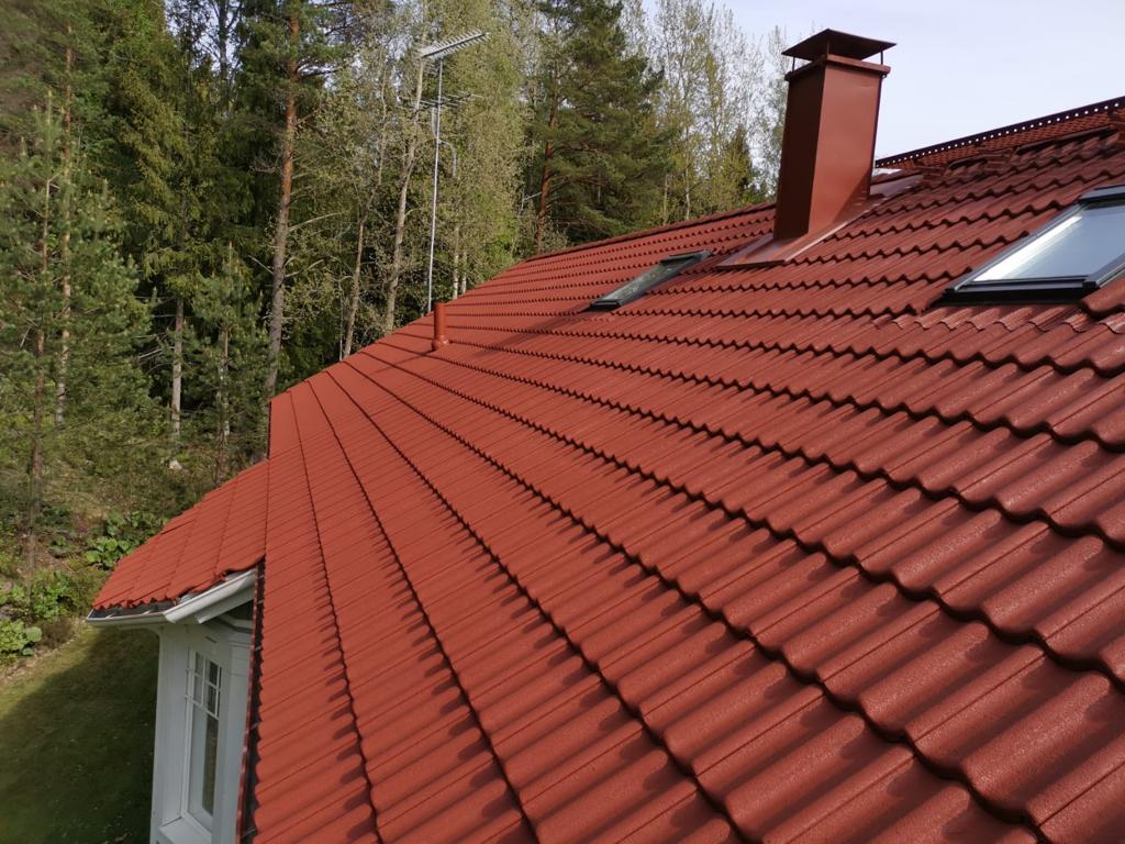 Tiilikattoreferenssi Ronaksentie 6 Sipoo valmis pinnoitettu tiilikatto
