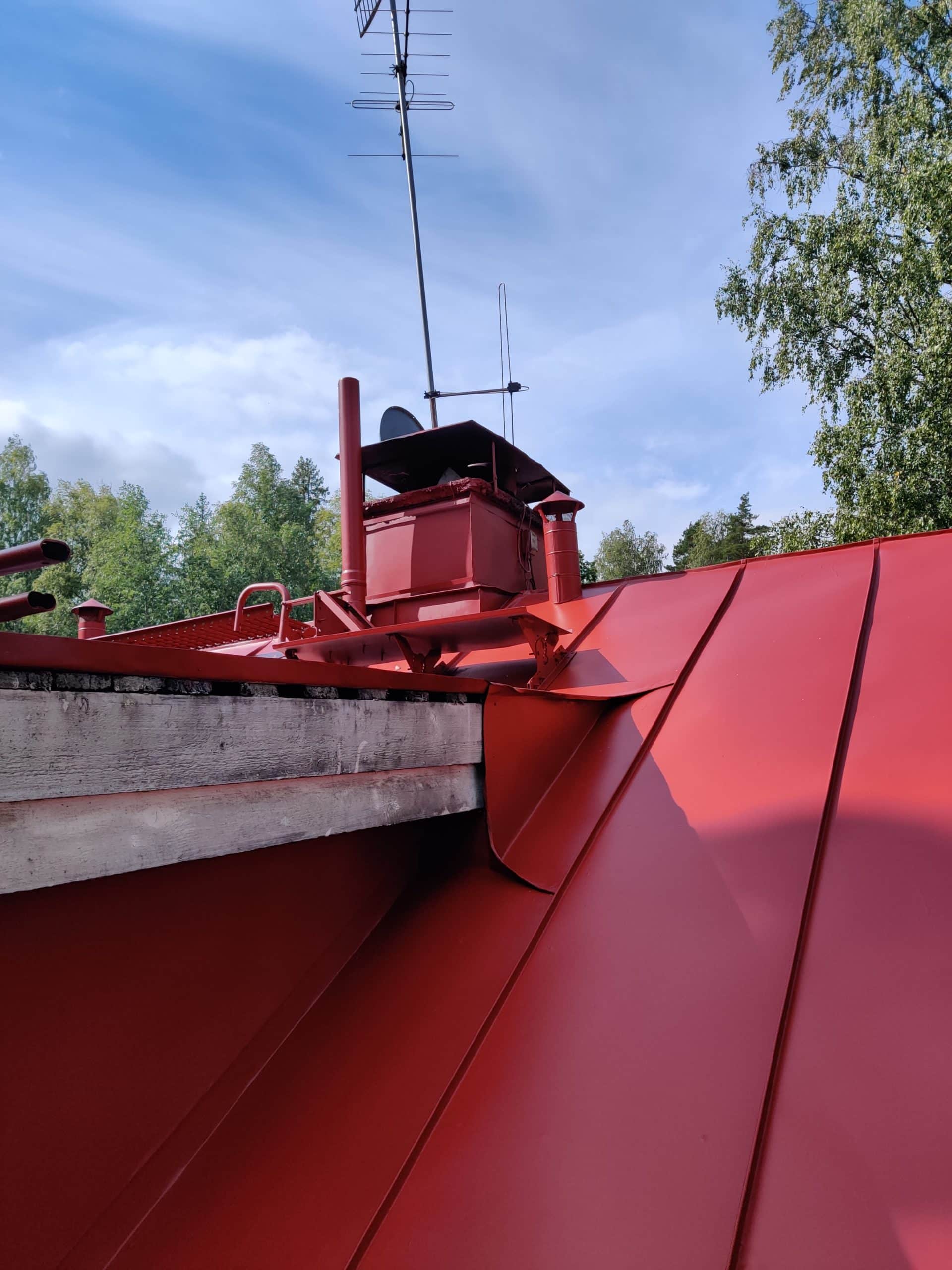 Peltikattoreferenssi Kunnarlantie 106 Espoo valmis maalattu katto