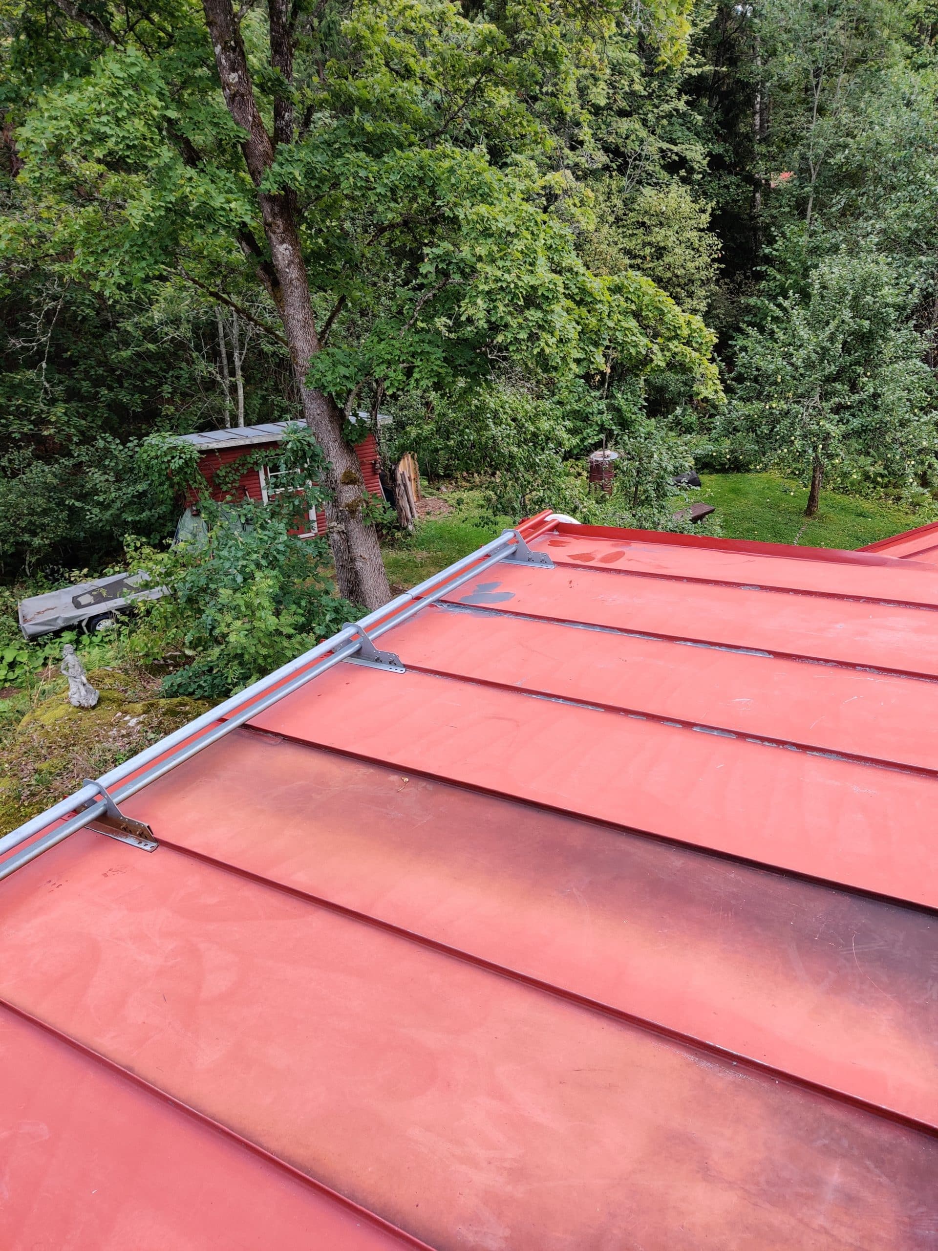 Peltikattoreferenssi Kunnarlantie 106 Espoo ennen maalausta