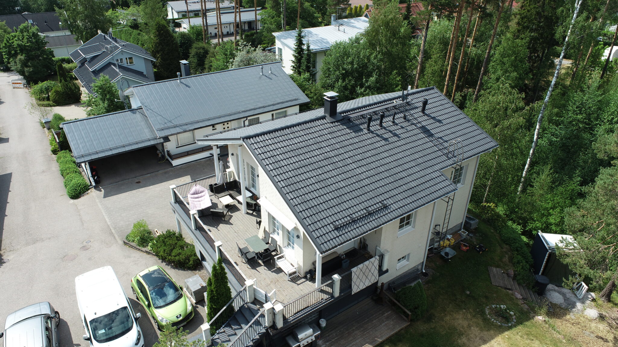 Tiilikaton pinnoitus Inkoo – siisti lopputulos (referenssi)